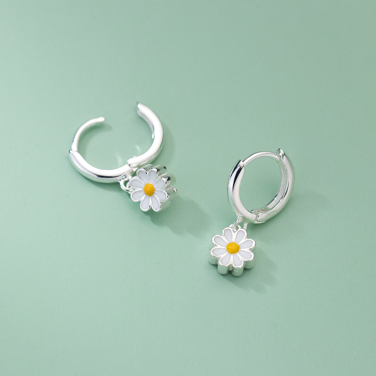 Women's Short Daisy Earrings